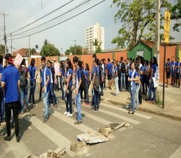 PROTESTO: Alunos fazem manifesto em frente a escola na capital