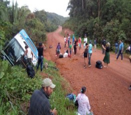 TRANSAMAZÔNICA: Ônibus que seguia para Porto Velho capota e várias pessoas ficam feridas