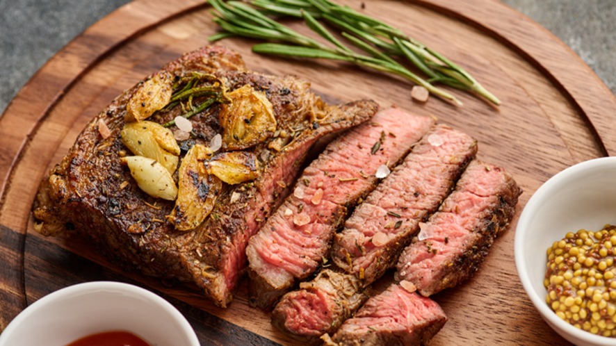 VOU TE EXPLICAR: O truque dos chefs para uma carne assada envolve 3 ingredientes simples