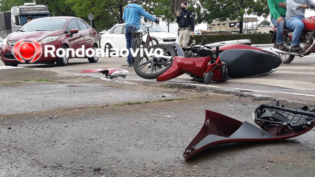 INVADIU: Mulher em moto fica lesionada após ser atingida por carro na Jorge Teixeira