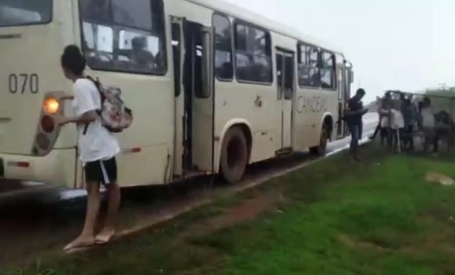 ABSURDO: Ônibus fica no “prego” após falta de combustível em frente à hospital na capital