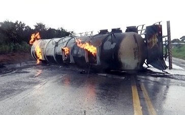 Ondulações no asfalto da BR-364 causam acidente com caminhão-tanque