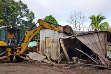 Casas do córrego Santa Bárbara são demolidas e TAC garante moradias novas