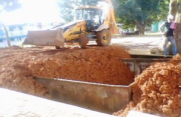 VAPOR - Patrimônio histórico tombado é soterrado e desaparece na Praça da EFMM - FOTOS