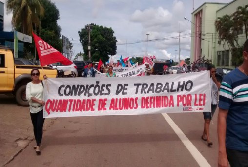 Manifesto da Educação fecha principal avenida em Porto Velho