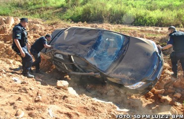 JI - PARANÁ  - Dupla rouba carro e capota na fuga