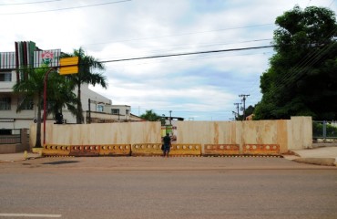 Prefeitura retira comércios e começa colocar tapumes na Euclides da Cunha