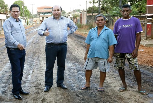 Maurão de Carvalho vistoria obras de asfalto na capital