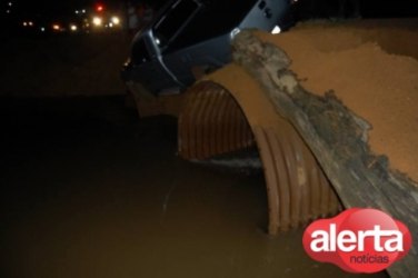 Embriagado bate caminhonete em barranco e fica entre bueiros