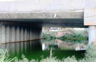 ELEFANTES BRANCOS - Lagoa embaixo de obra parada pode ser criadouro de dengue - Fotos e vídeo