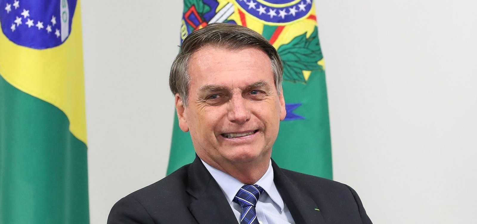 EXCESSO: Bolsonaro abusa do cartão de crédito da Presidência e extrapola limites