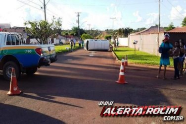 Kombi  tombando após acidente de trânsito 