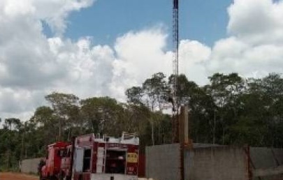 Homem de 35 anos tenta se jogar de torre e mobiliza bombeiros