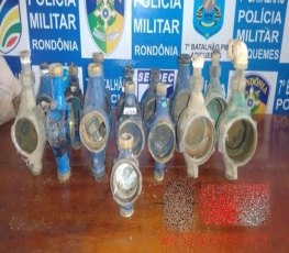 Hidrômetros são encontrados enterrados em quintal 