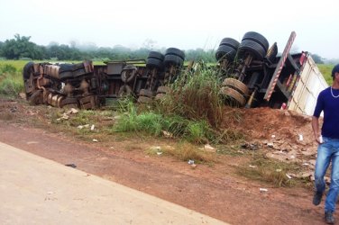 Carreta tomba na BR 364 após pneu estourar 