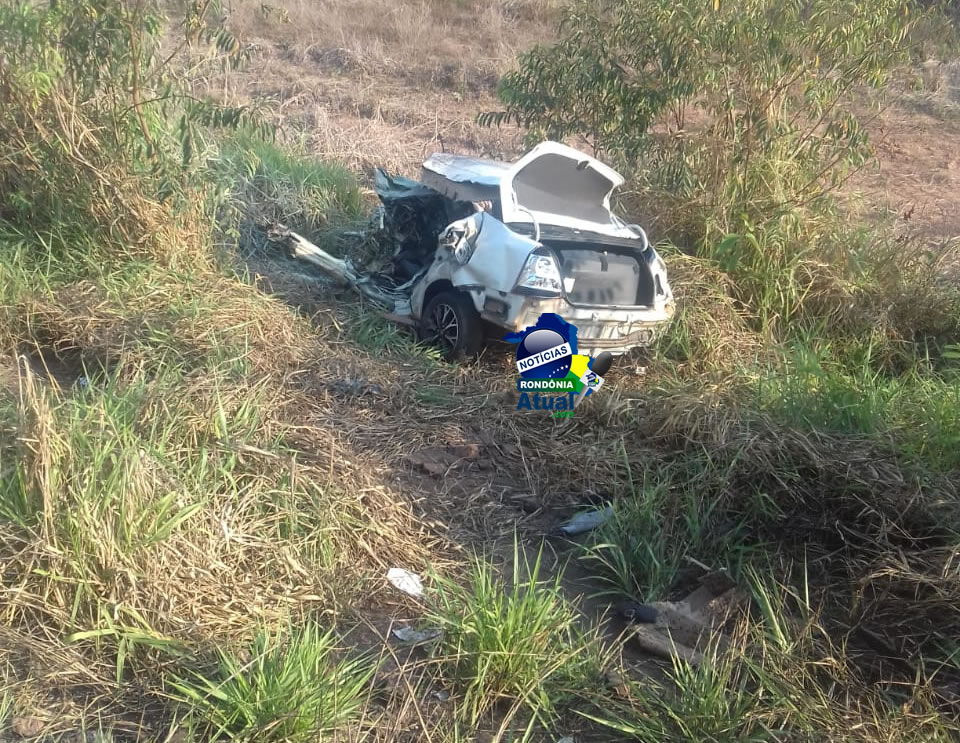 FATAL: Carro parte ao meio e mata motorista após colisão com carreta