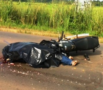 ARIQUEMES -  Pai e filha morrem após  colidir em carreta que carregava peça de usina