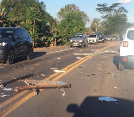 Caminhão boiadeiro tomba na BR 364 após colisão com carreta