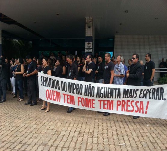 Servidores do MPRO realizam ato de protesto