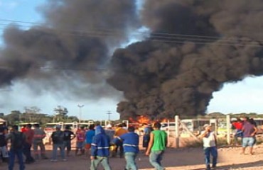 DEU NO G1 - Operários voltam a atear fogo a ônibus e alojamentos de usina em RO