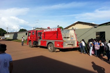 Bombeiros registram incêndio em escola onde alunas foram esfaqueadas