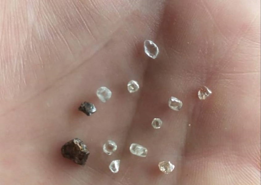 USURPAÇÃO: Passageiro de táxi é flagrado com várias pedras de diamantes