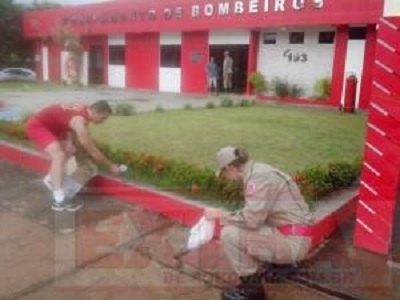 Bombeiros realizam limpeza em quartel em combate a dengue