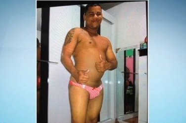 Homem ciumento ataca namorada com enxada; em celular PM acha fotos dele de calcinha e chupeta