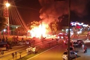 Casa do Papai Noel pega fogo na Praça da Vitória