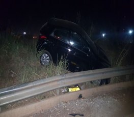 NO VIADUTO - Motorista tenta fazer curva na BR-364 e acaba subindo na ribanceira