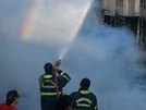 Corpo de Bombeiros apaga incêndio em matagal que quase atingiu residências