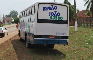 Candidato a vereador estaciona ônibus às margens de via pública com propaganda irregular