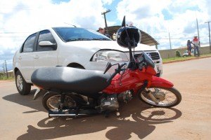 Motociclista é ferida ao colidir com carro