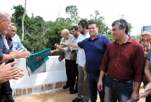 Ezequiel Júnior, governador e diretor do DER entregam ponte
