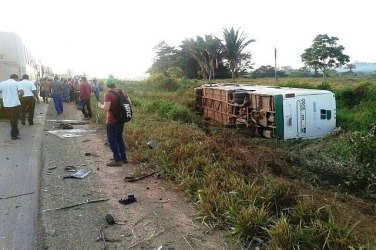 Acidente entre ônibus e carro deixa 18 pessoas feridas e duas mortes