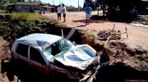 Motorista fica ferido após cair  em “cratera” 