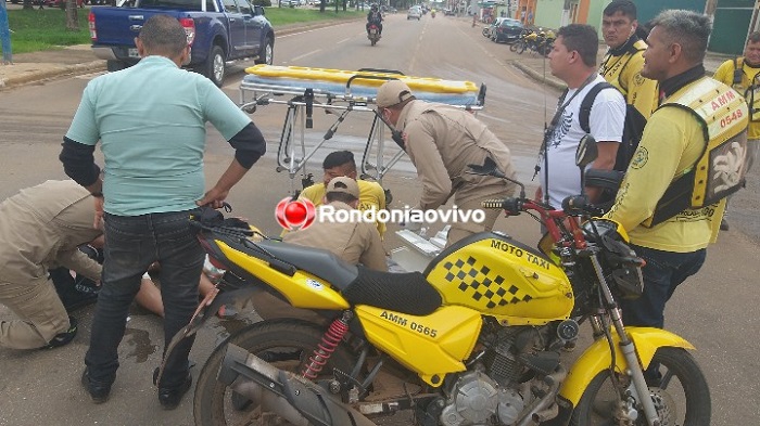 NO SEMÁFORO: Mototaxista e passageira ficam feridos após acidente em cruzamento