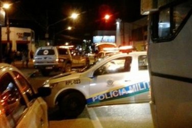 PERIGO - Menor de idade provoca o terror atirando à toa em ônibus no centro da Capital