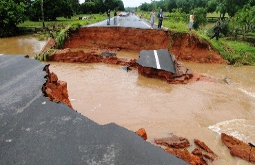 ALERTA  – Forte chuva rompe bueiro, abre cratera gigante e interdita BR-429 - Fotos