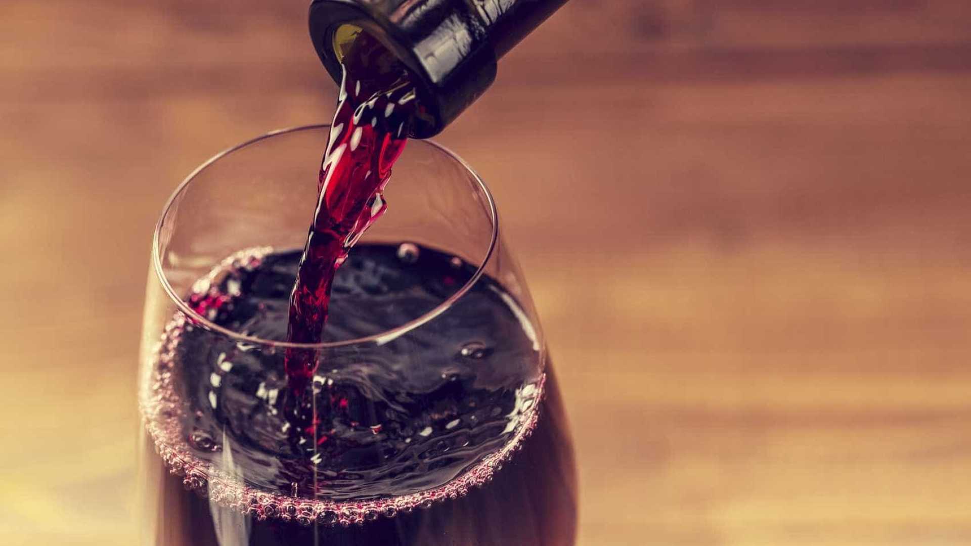 Vinho tinto protege os dentes de cáries e doenças na gengiva