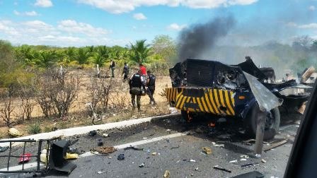 Grupo explode cofre e ateia fogo em carro-forte no PE