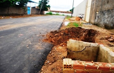 PELA METADE – Obras de asfaltamento e saneamento básico do bairro Agenor de Carvalho irritam moradores – Fotos