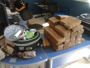 PM prende mulher com 34 quilos de maconha 