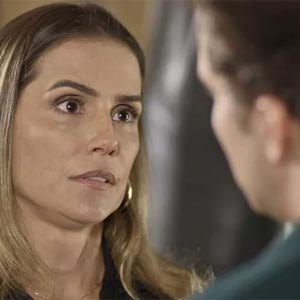 NOVELA - Tânia lembra de Carmem e se afasta de Ricardo