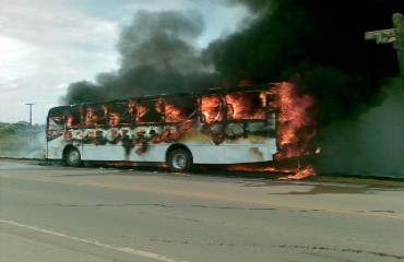 Incêndio destrói ônibus escolar em Jaru