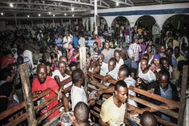 Haitianos que chegam a São Paulo vivem dias de fome e desemprego