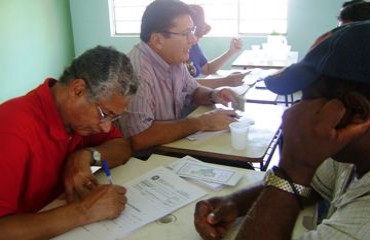 Representantes do vice-consulado de Puerto Evo Morales, realizam recadastramentos de seringueiros brasileiros expulsos da Bolívia