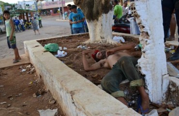 JARU - Polícia retira mendigos do centro da cidade - Fotos