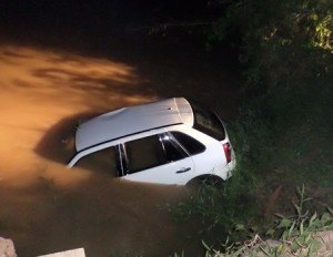 Família do MT sobrevive após carro cair em rio