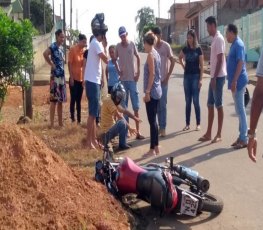 Motociclista invade preferencial e acaba atingido por caminhonete